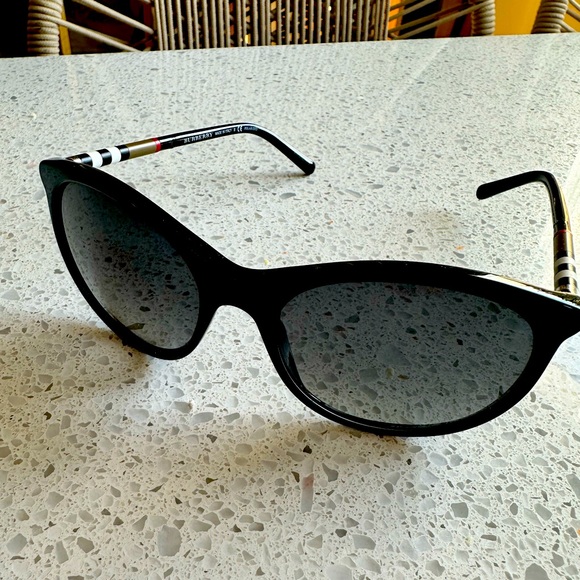 Burberry women’s sunglasses - Picture 1 of 7